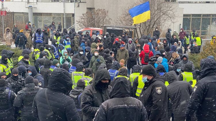 Сторонники Стерненко под Президент-отелем в Киеве. Фото