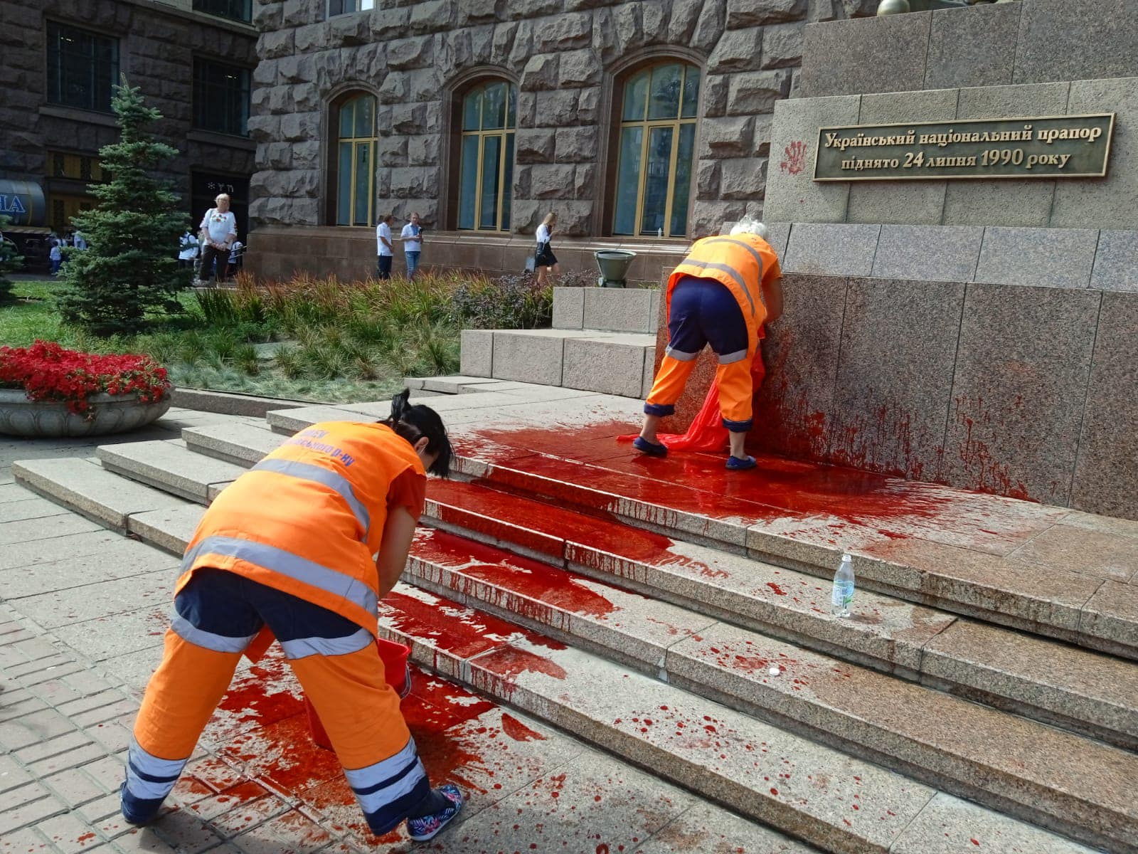 Ступеньки и постамент с флагом у КГГА залили краской