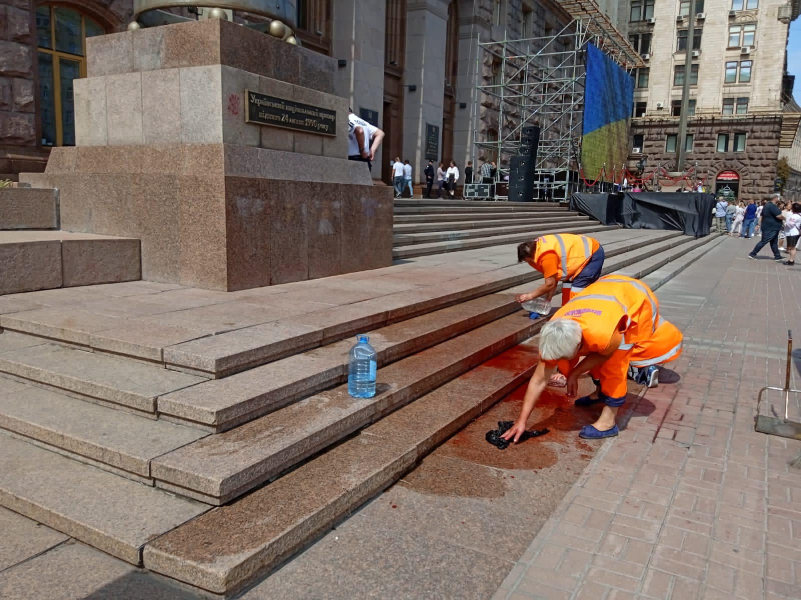 Ступеньки и постамент с флагом у КГГА залили краской