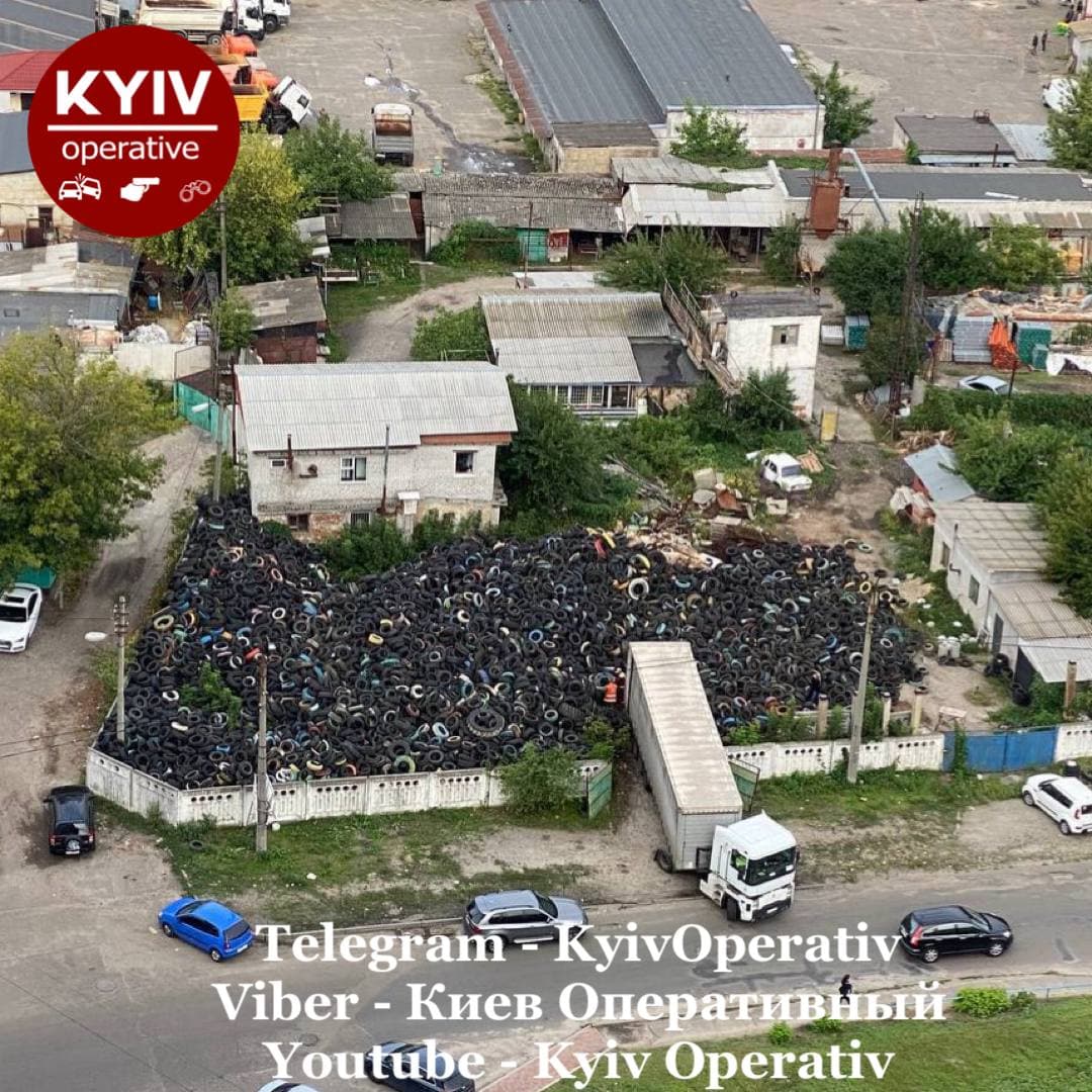В киеве появилась свалка автопокрышек. Скриншот из телеграм-канала Киев Оперативный