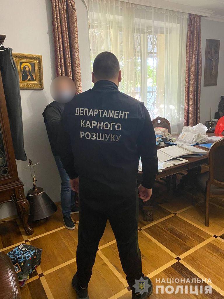 правоохранители провели одновременно 12 обысков