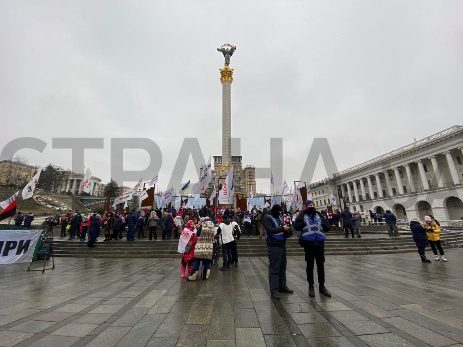 Протестующие ФОПы провели вторую ночь на Майдане Независимости. Фото: Страна