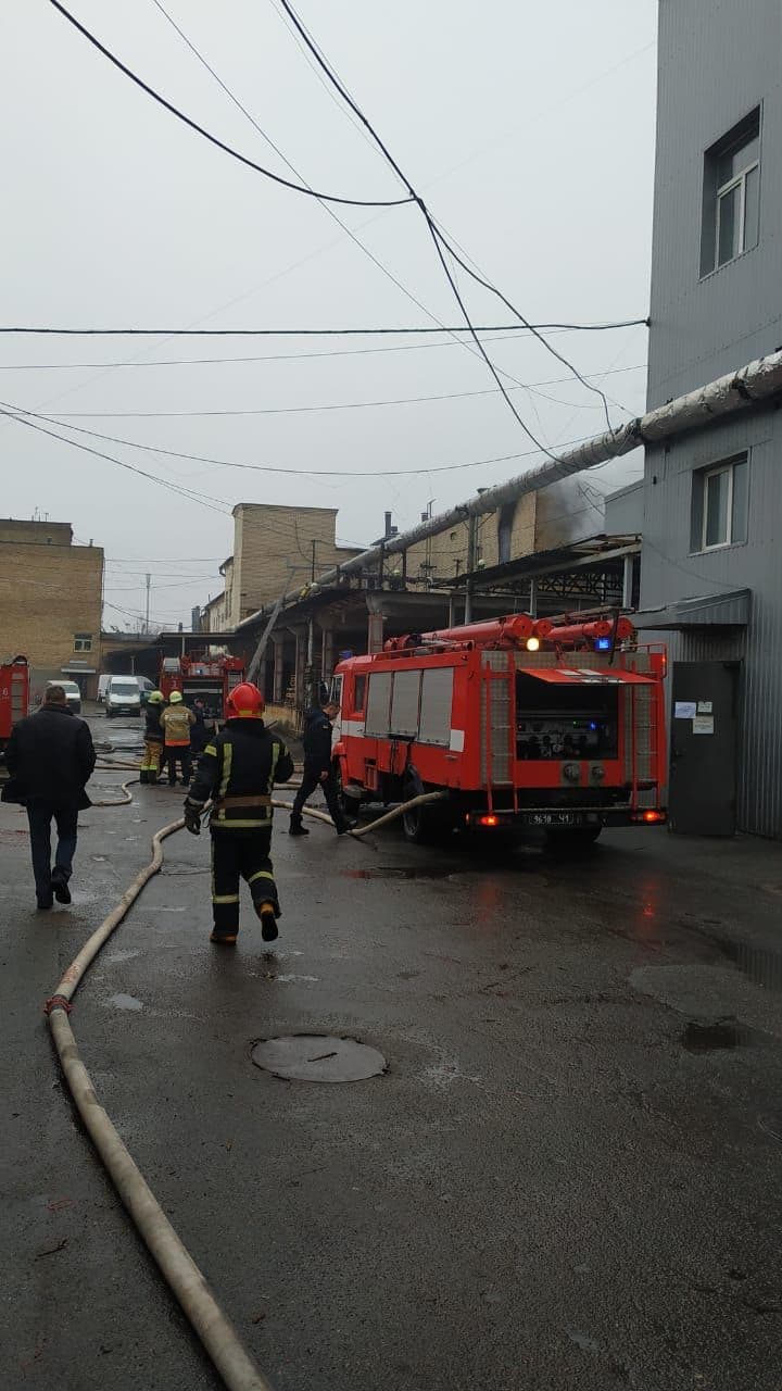 В Киеве в помещении Укррыбы 4 января произошел пожар. Фото: facebook.com/DSNSKyiv