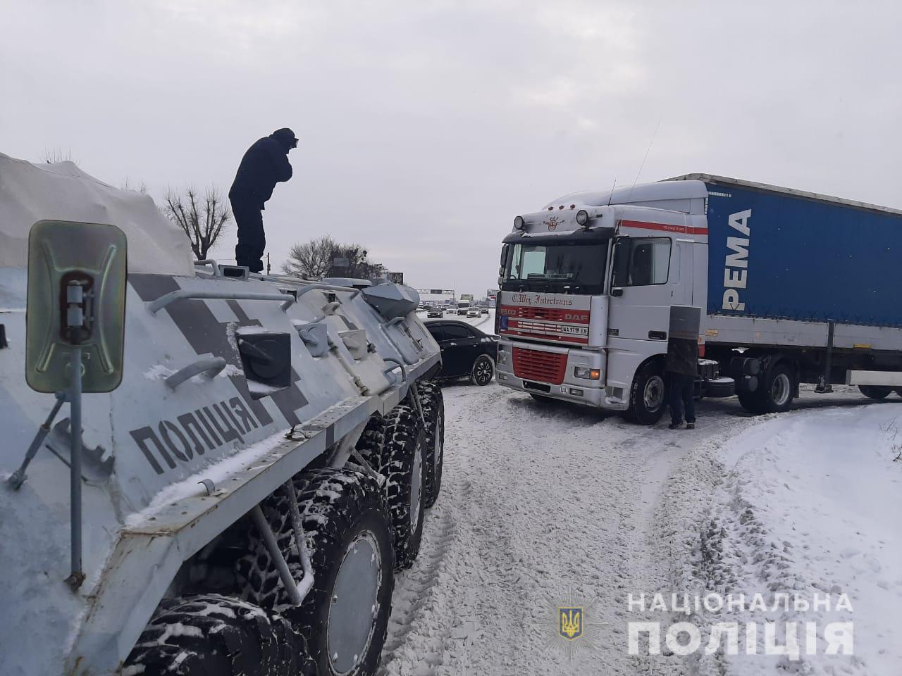 Фото: сотрудники правоохранительных органов выезжают на места происшествий